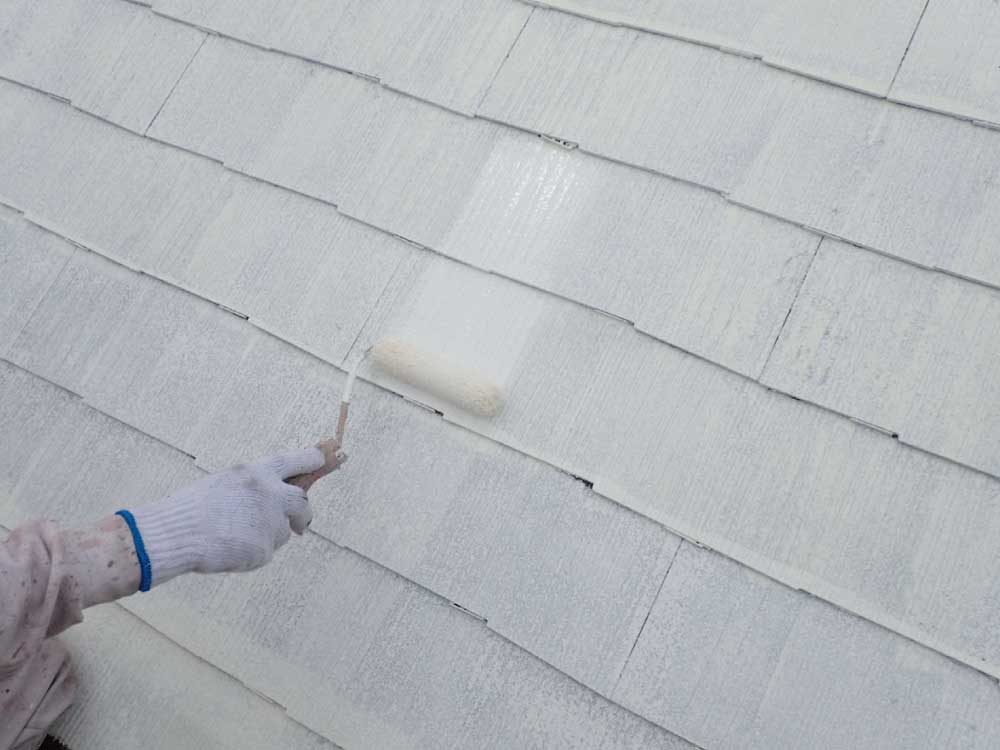 [屋根下塗り]
コロニアル屋根の下塗り作業です。下塗り作業は、屋根材と塗料の密着性を高める大切な工程です。下塗り作業は、完了後全く見えなくなってしまうため、施工の証明する写真撮影が必ず必要となります。 写真